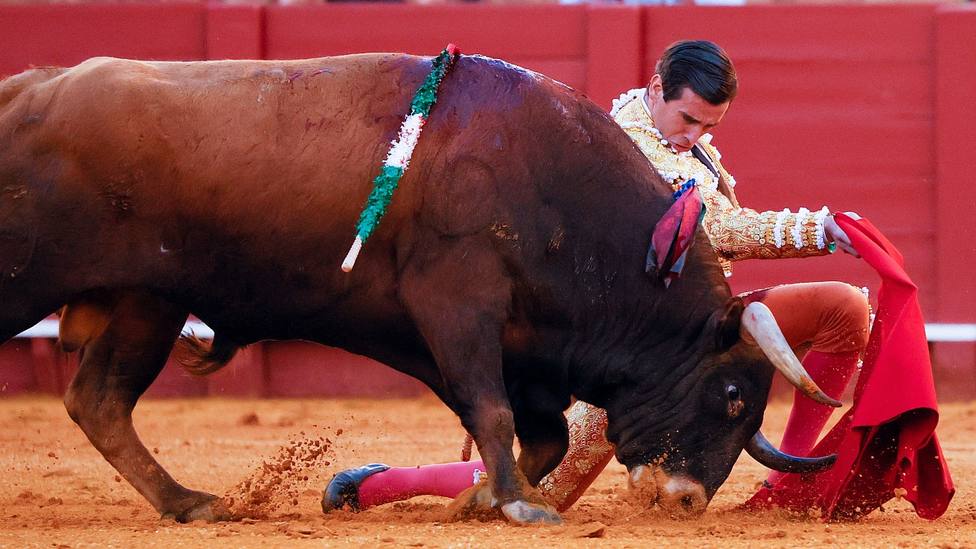 Pase de pecho rodilla en tierra de Juan Ortega al sexto toro de Domingo Hernández
