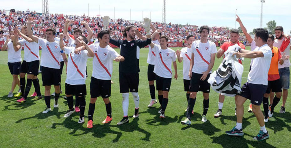 Los jugadores del Sevilla Atl celebran la victoria (FOTO - sevillafc.es)