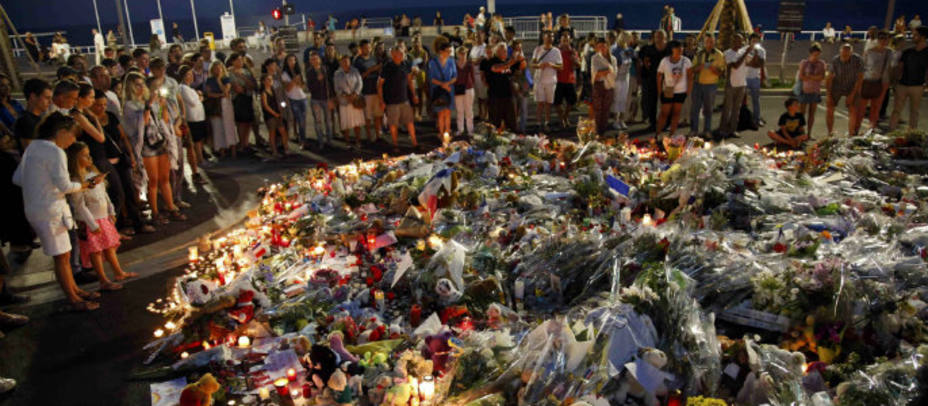 Flores y velas en honor a las víctimas del atentado de Niza. Foto Reuters