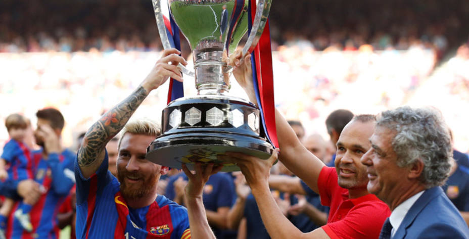 Messi e Iniesta levantan el trofeo de campeones de la Liga 2015-16 (Reuters)