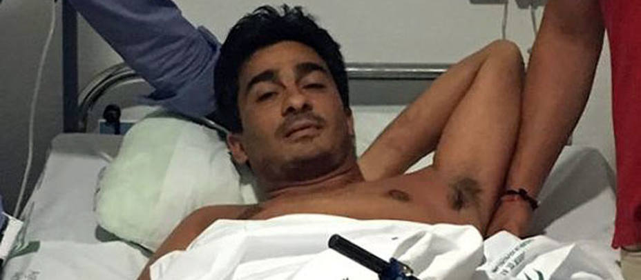 El subalterno José Manuel Soto durante su estancia en el hospital tras el percance que le hizo perder la pierna. ARCHIVO