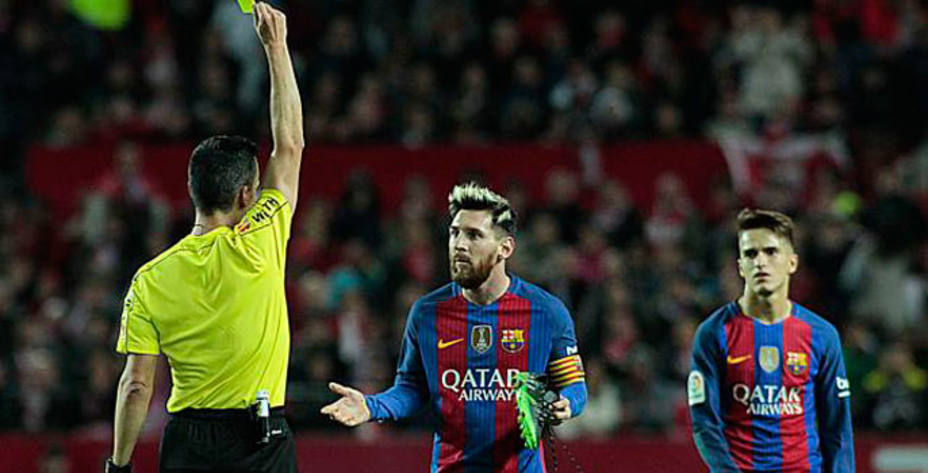 Jaime Latre amonesta a Messi durante el Sevilla-Barcelona. @LaLiga.