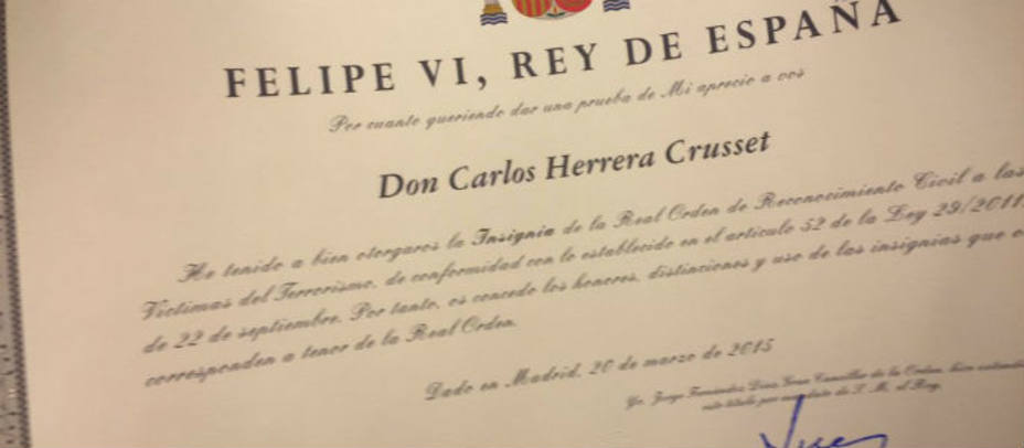 La insignia de la Real Orden de Reconocimiento Civil a las Víctimas del Terrorismo a Carlos Herrera