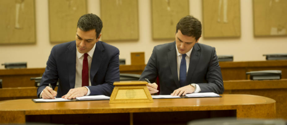 Sánchez y Rivera durante la firma del acuerdo en el Congreso. PSOE