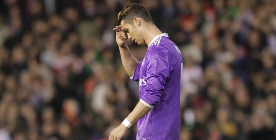 Cristiano Ronaldo se lamenta de la derrota en Mestalla (Reuters)