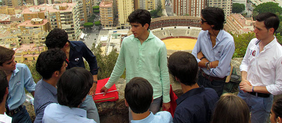 Alberto López Simón junto a los alumnos de la Escuela de Málaga con La Malagueta al fondo. FIT