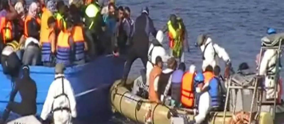 La Marina italiana rescata a los casi 400 inmigrantes que viajaban en la barcaza. EFE