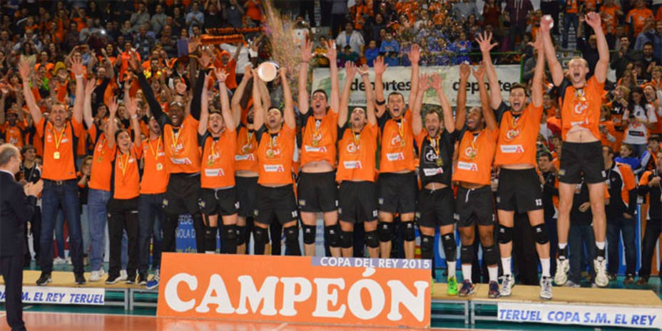 El CAI Teruel celebra el título de campeón de Copa (FOTO: VoleibolTeruel.com)
