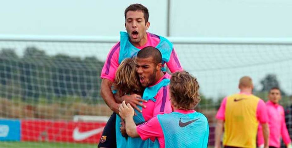 El entrenador asturiano insistió en que el Barcelona continúa trabajando para fichar a un central. (FCBarcelona)