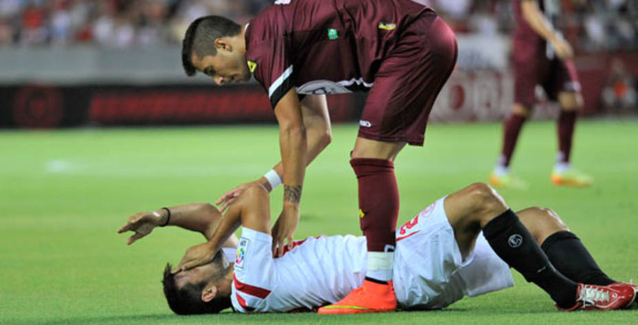 Coke se duele en el suelo tras chocar con un jugador del Córdoba. Foto: Sevilla FC.