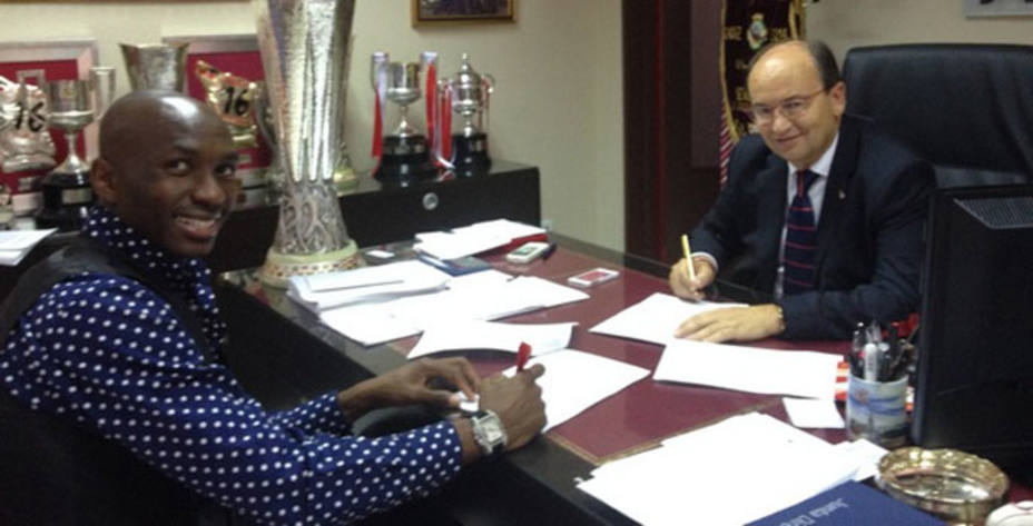 MBia y Pepe Castro firman el contrato del camerunés como nuevo jugador del Sevilla. Foto: Sevilla FC.
