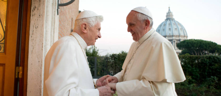 Benedicto XVI recibe a Franciso en el monasterio Mater Ecclesiae el pasado lunes. REUTERS