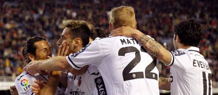 Jugadores del Valencia celebran un gol (REUTERS)