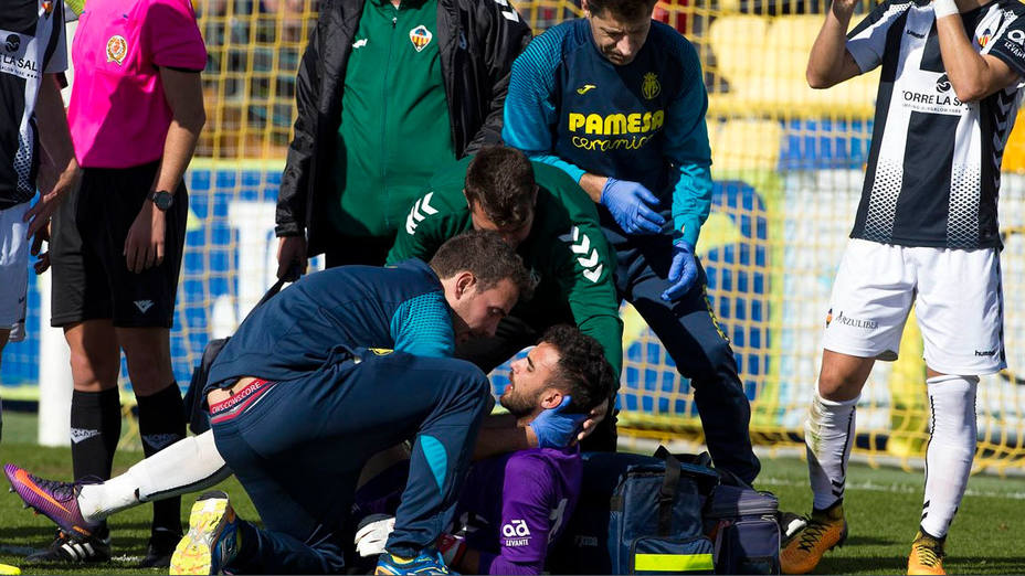 El portero del Castellón tuvo que recibir diez puntos tras una patada sufrida (@VillarrealCF)