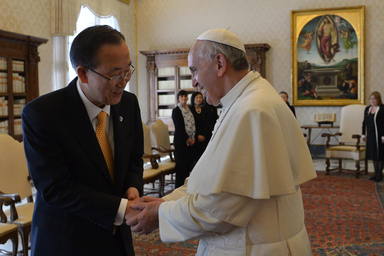 Francisco saluda al secretario general de Naciones Unidas, Ban Ki-moon. EFE