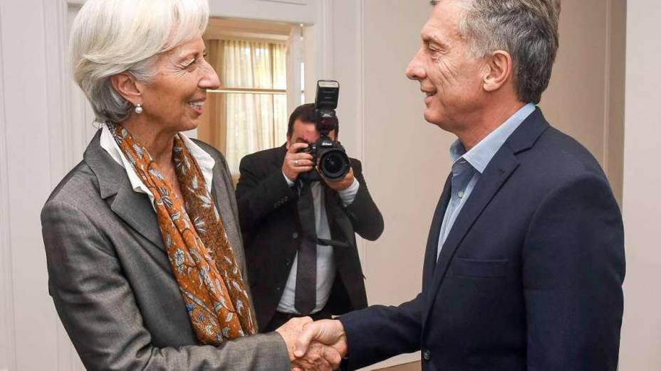 Argentina pide apoyo financiero al FMI para frenar la caída del peso