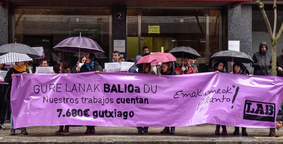Concentración del sindicato LAB ante el Consejo de Relaciones Laborales de Bilbao