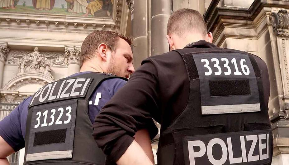 Dos policías alemanes delante de la catedral de Berlín