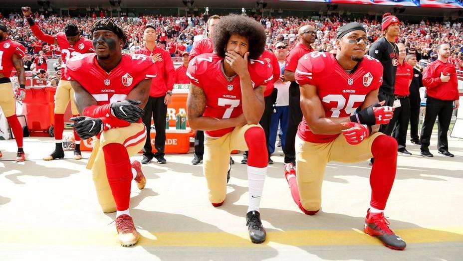 Nike ficha a un exjugador de la NFL símbolo antirracista y sus acciones caen