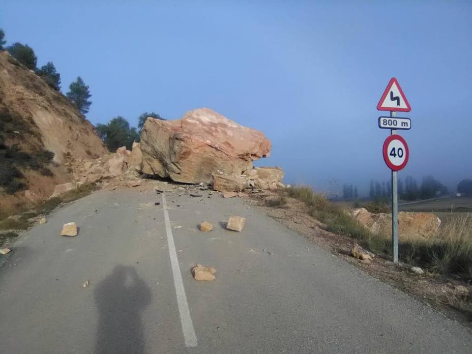 La roca que se desprendió en la carretera de Cuevas de Velasco