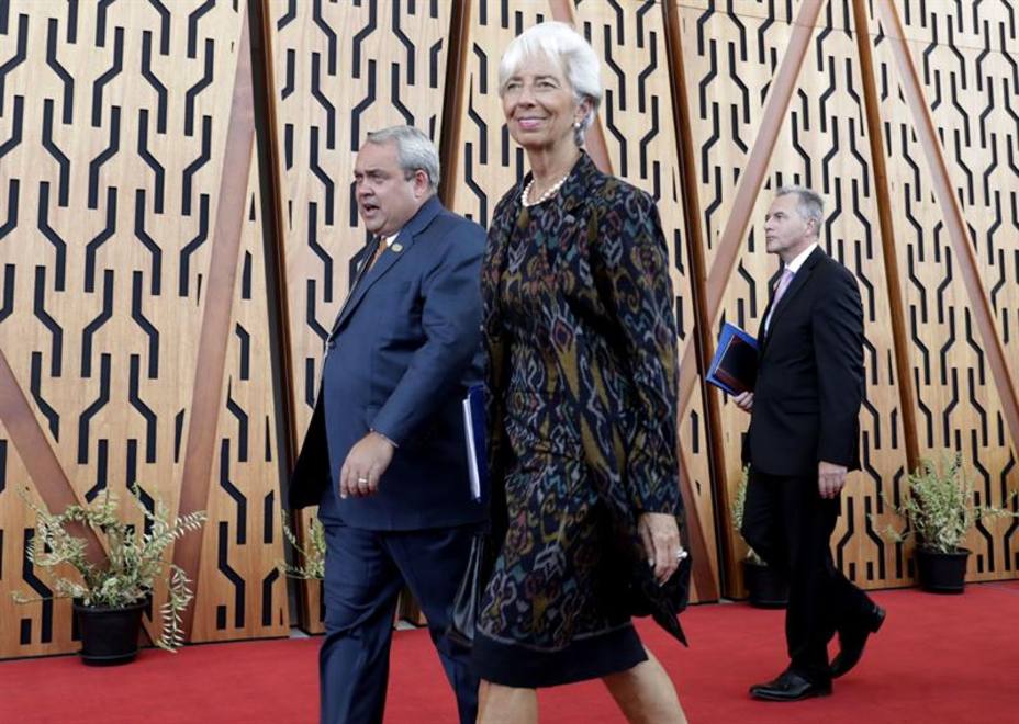 El FMI también enfría el optimismo del Gobierno: dos décimas menos de crecimiento