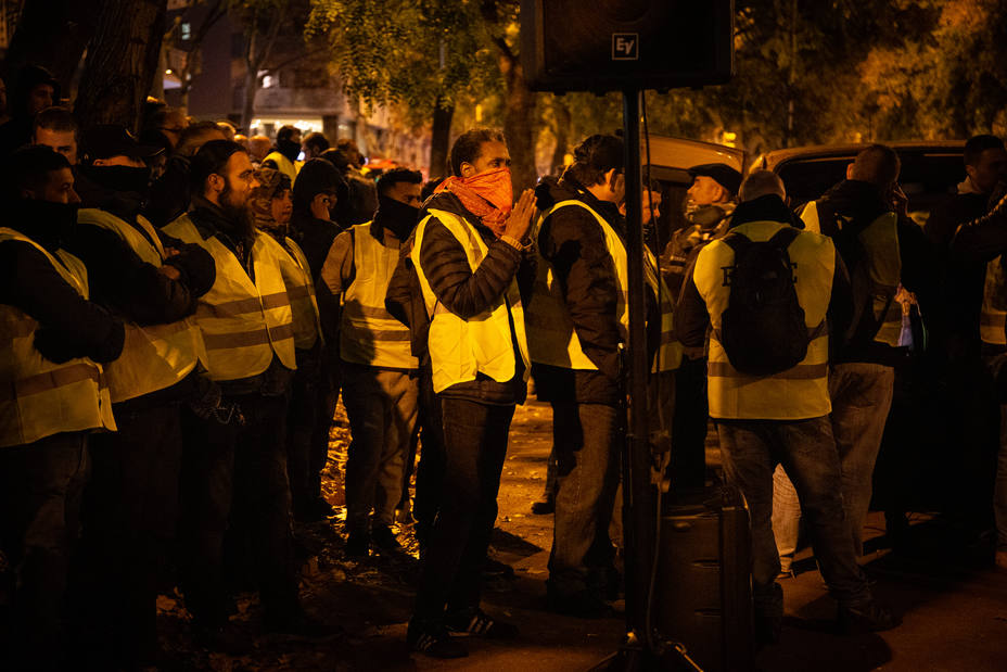 Taxistas y VTC siguen ocupando la Gran Via y la Diagonal en Barcelona