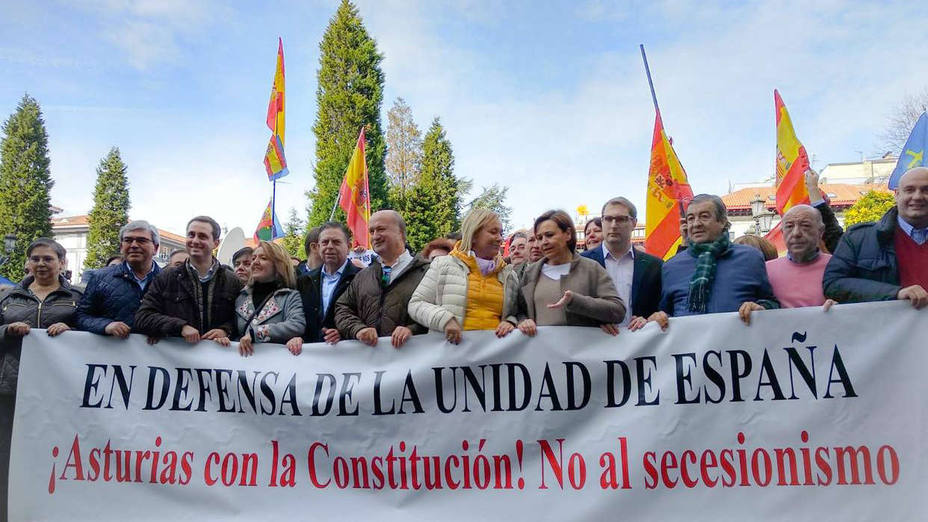 Centenares de personas se reúnen en Oviedo para reivindicar la unidad de España