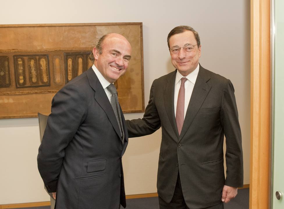 (AMP) Draghi ganó 401.400 euros como presidente del BCE en 2018 y Guindos 200.704 como vicepresidente