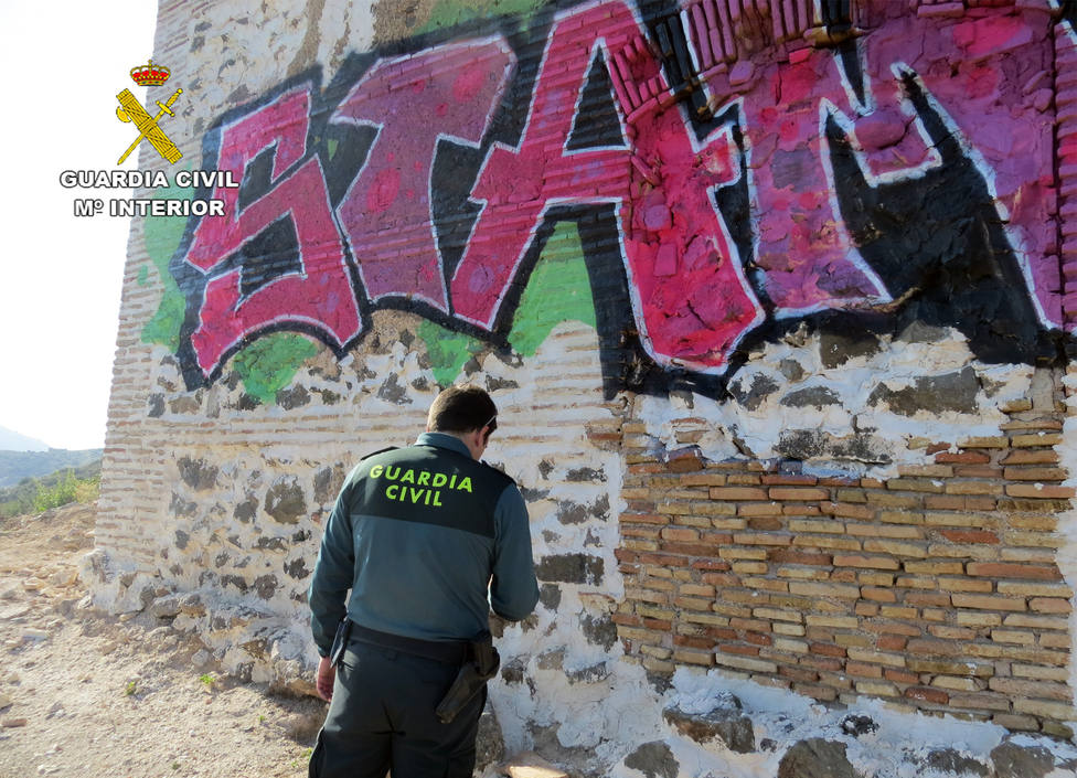 La Guardia Civil investiga al presunto autor de los grafitis de la ermita de San Giné de la Jara