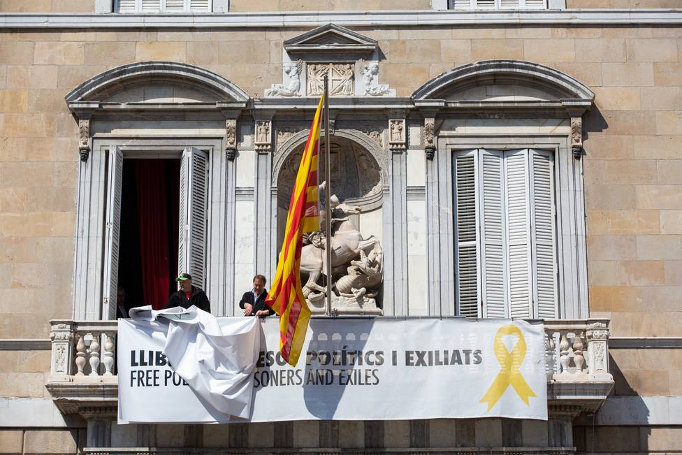 28A.- Retiran los lazos de la fachada del Palacio de la Generalitat