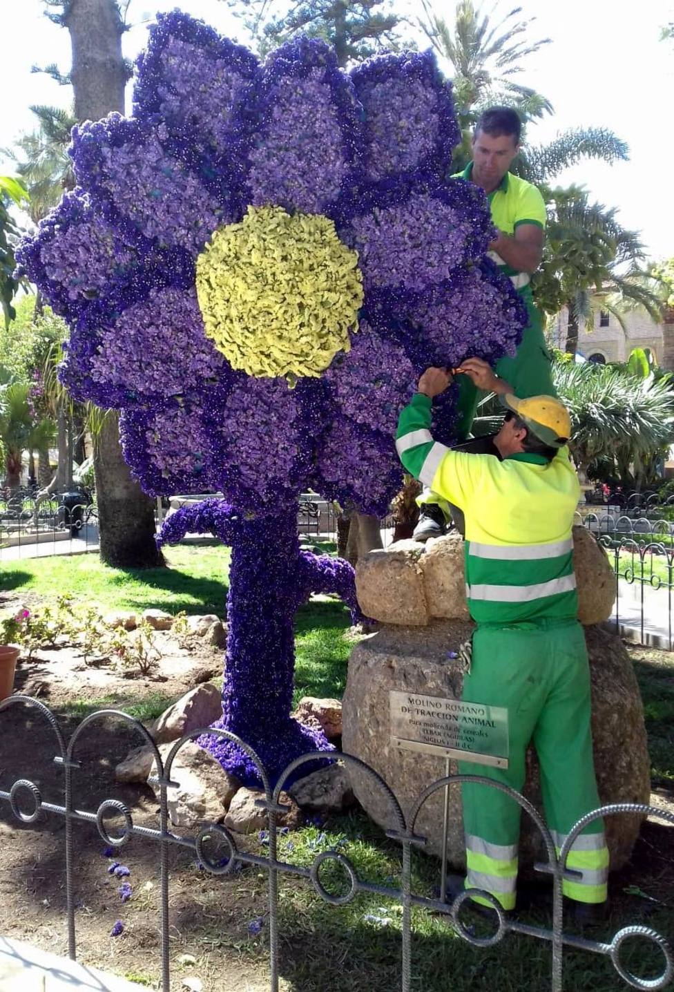 Una flor de tres metros de altura embellece la plaza de España con motivo de la Semana Santa