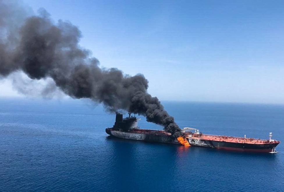 Imagen que muestra el presunto buque petrolero noruego Front Altair en llamas