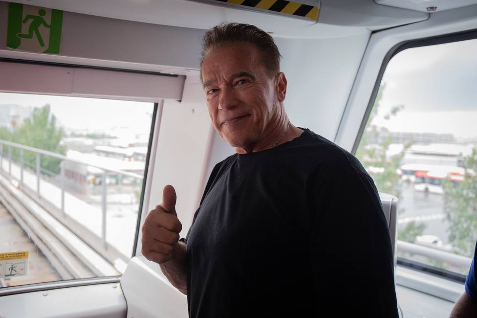Schwarzenegger visita el Metro de Barcelona: Es un modelo que el resto del mundo debería usar