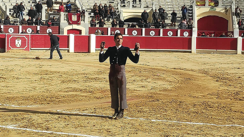 Sergio Serrano con las dos orejas que cortó este sábado en el festival del Cotolengo de Albacete