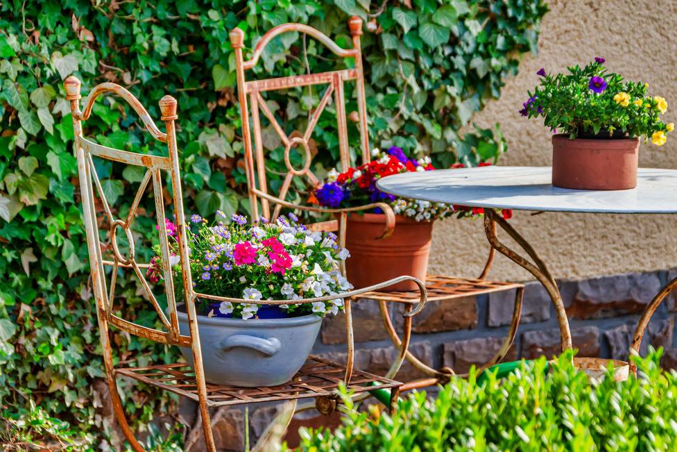 Estos son los trucos que no debes perderte para dejar perfectos tus muebles de jardín