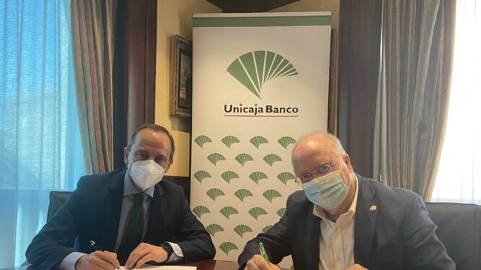 Firma del acuerdo de colaboración entre Unicaja y las hermandades de Málaga.