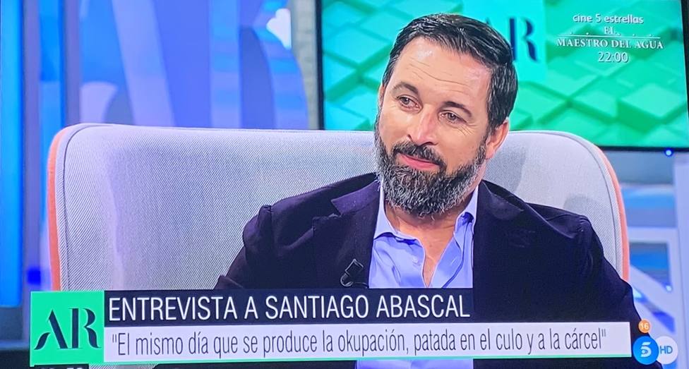Momento de la entrevista de hoy en Telecinco de Santiago Abascal.