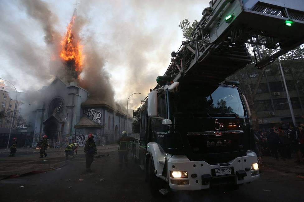 Dos iglesias quemadas y varios saqueos tras multitudinaria marcha en Chile