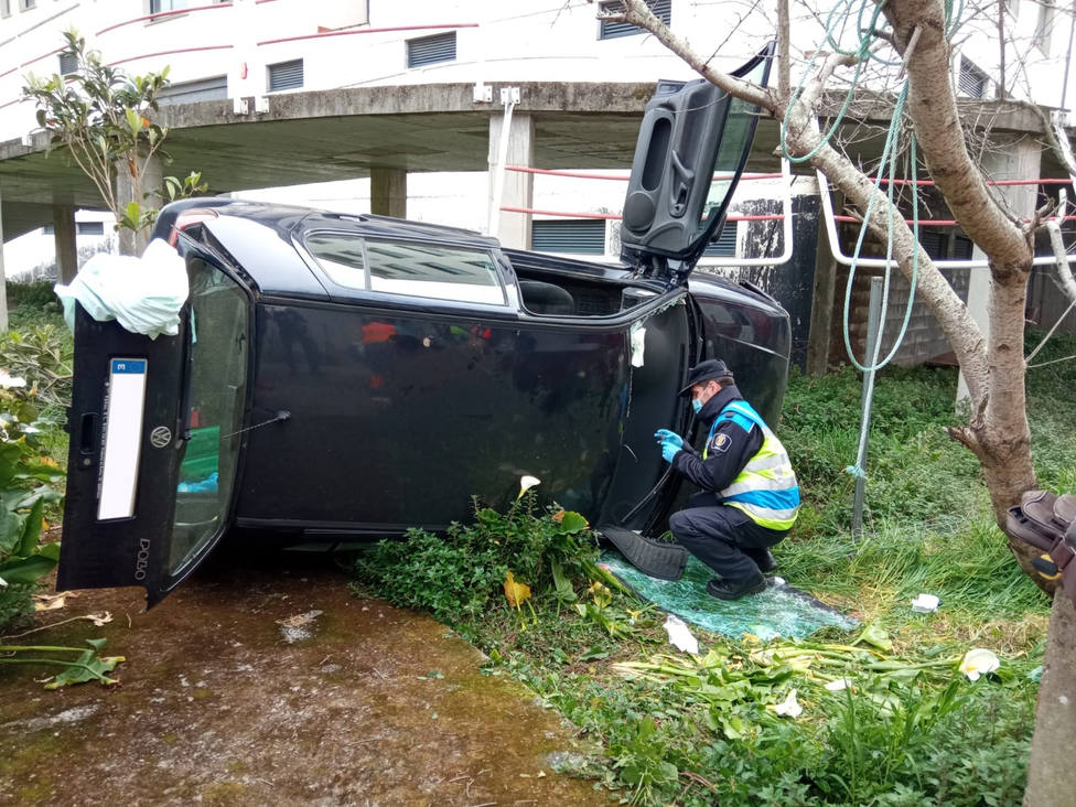 El vehículo accidentado acabó volcado - FOTO: Protección Civil de Cedeira