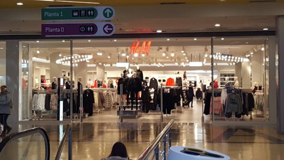 Zona de entrada a la tienda de H&M en el Centro Comercial Odeón de Narón