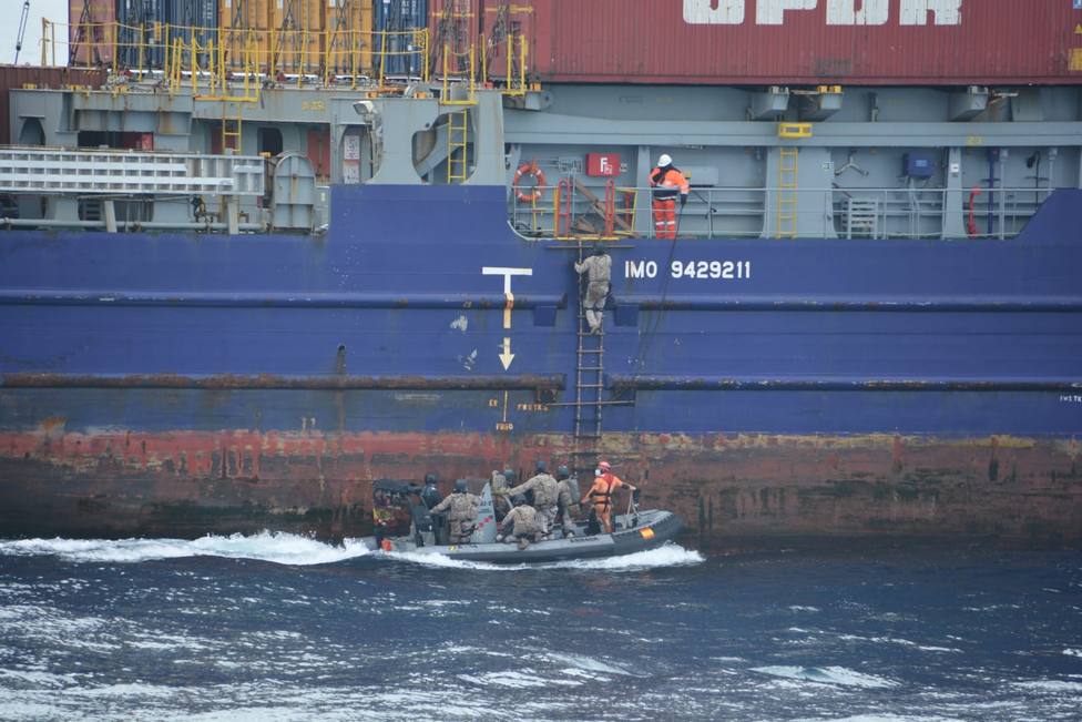 Momento del abordaje del buque portacontenedores -FOTO: Armada