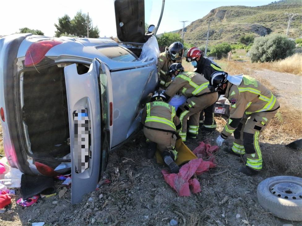 Rescatada y trasladada hospital la conductora de un turismo que ha salido de carretera y volcado en Consejero