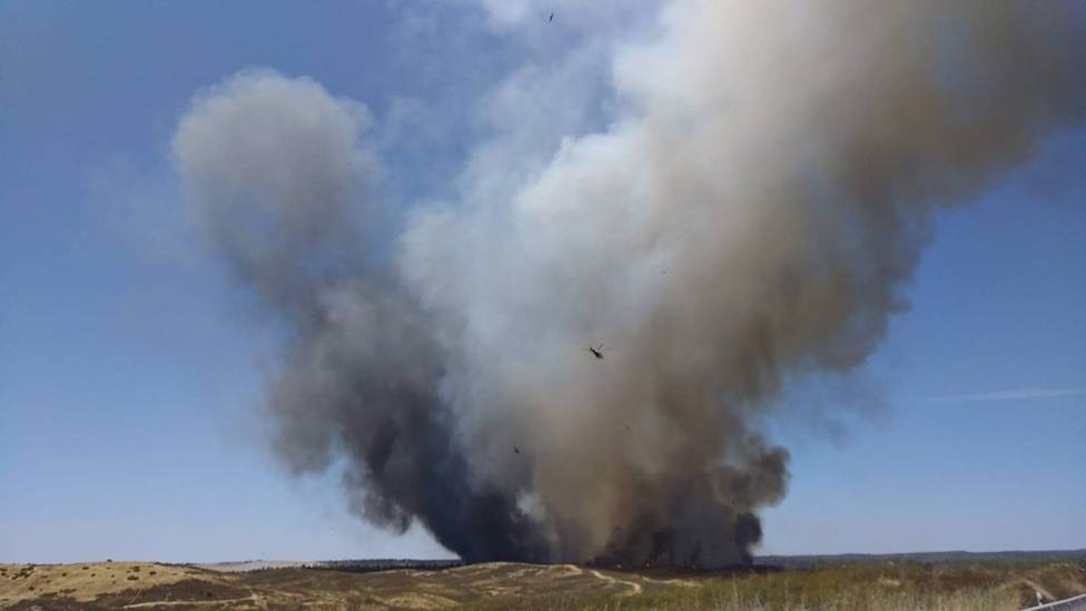 El incendio de Villarrasa afecta a unas 500 hectáreas y la extinción avanza bien, según el alcalde