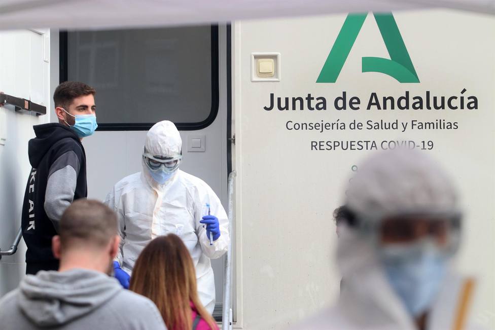 CORONAVIRUS | Andalucía suma 5.099 positivos, peor cifra de la semana, ocho muertes y la tasa sube hasta 568