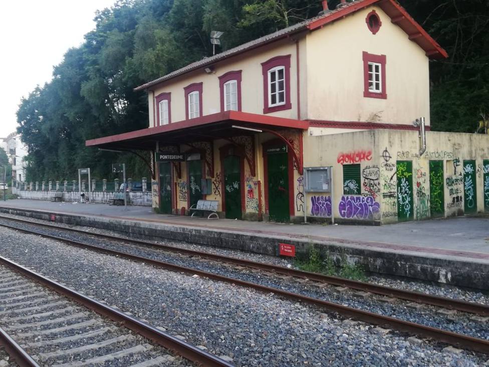 Estado que presenta el exterior de la estación del tren de Pontedeume. FOTO: concello de Pontedeume
