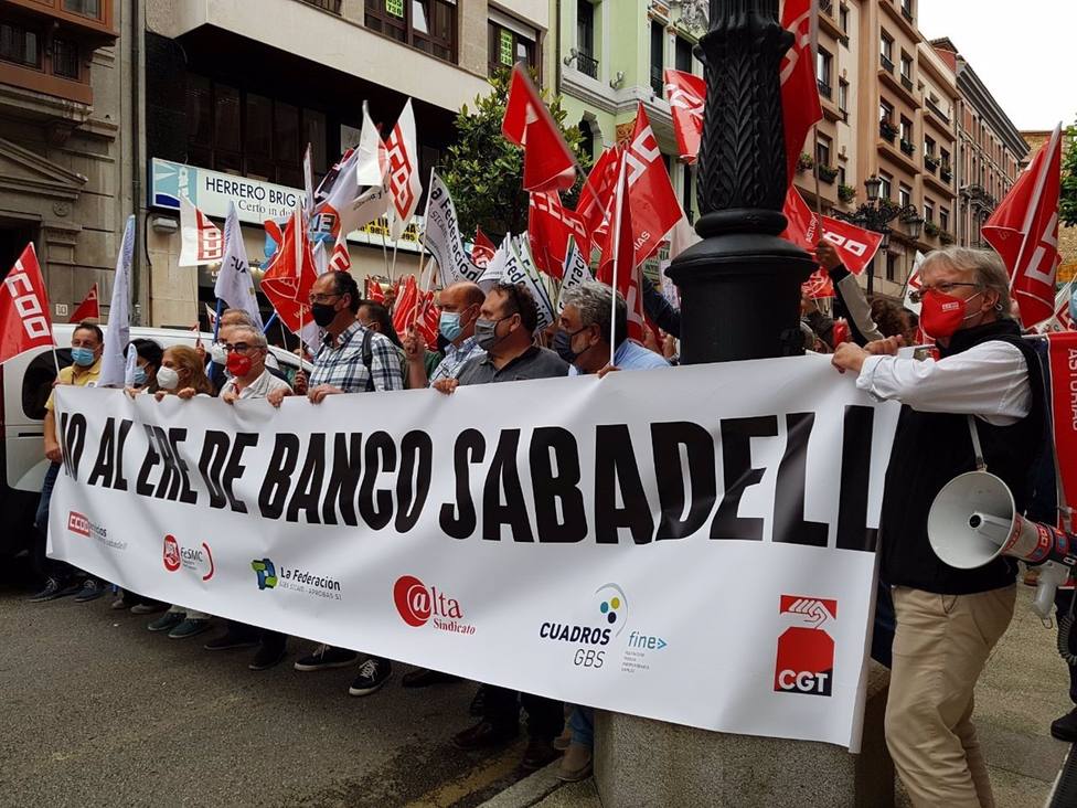 Los sindicatos de Banco Sabadell convocan movilizaciones en ocho provincias por el ERE