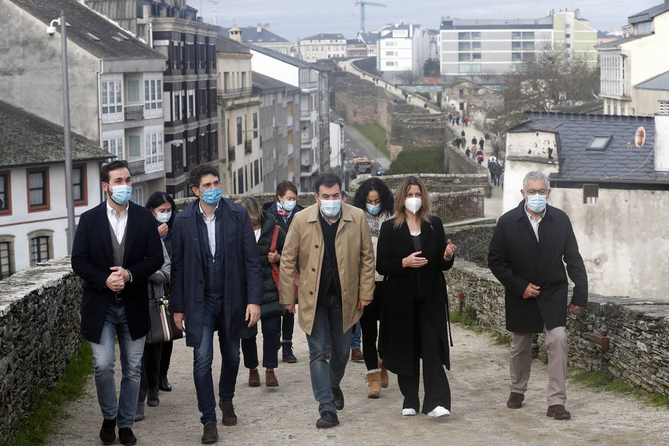 Román Rodríguez visita o adarve da Muralla romana de Lugo coas autoridades locais