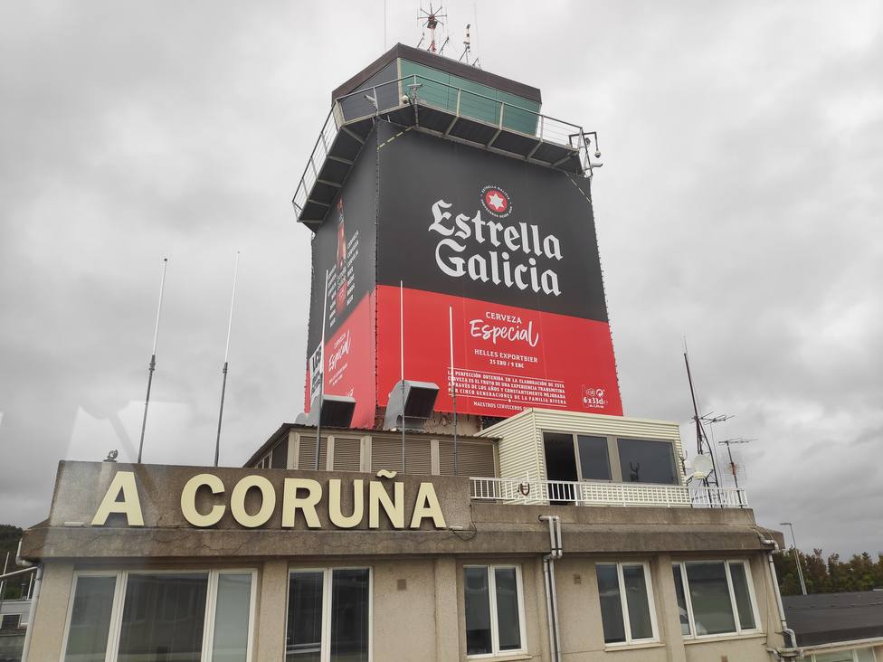 Torre de Control de Alvedro, con publicidad de Estrella Galicia