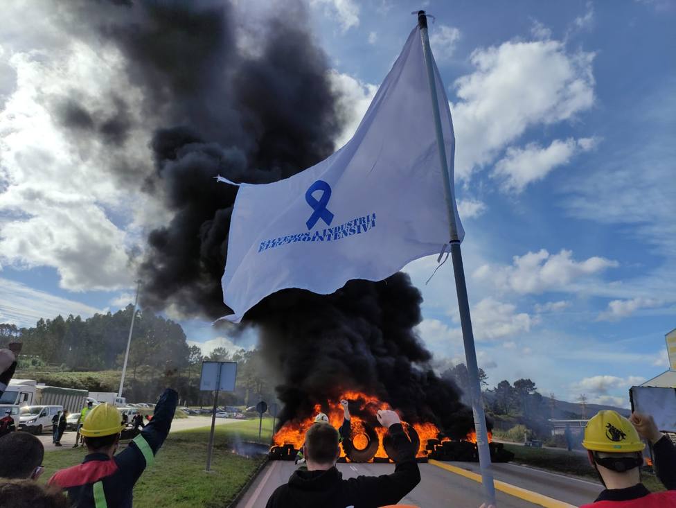 Trabajadores de Alcoa en una protesta por el futuro de la fábrica