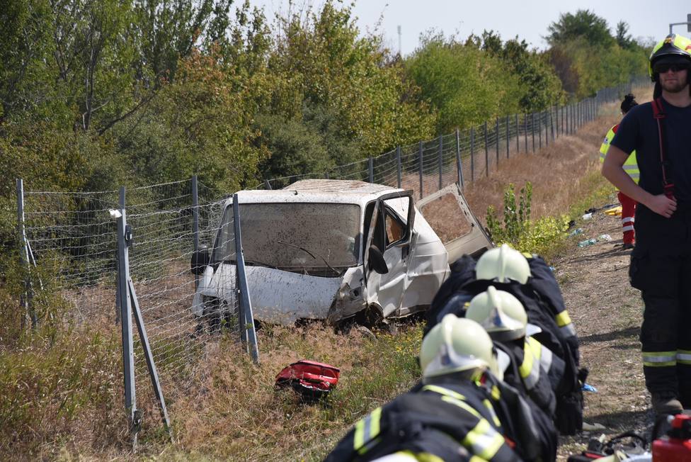 Al menos 3 muertos al volcar una furgoneta con inmigrantes irregulares en Austria